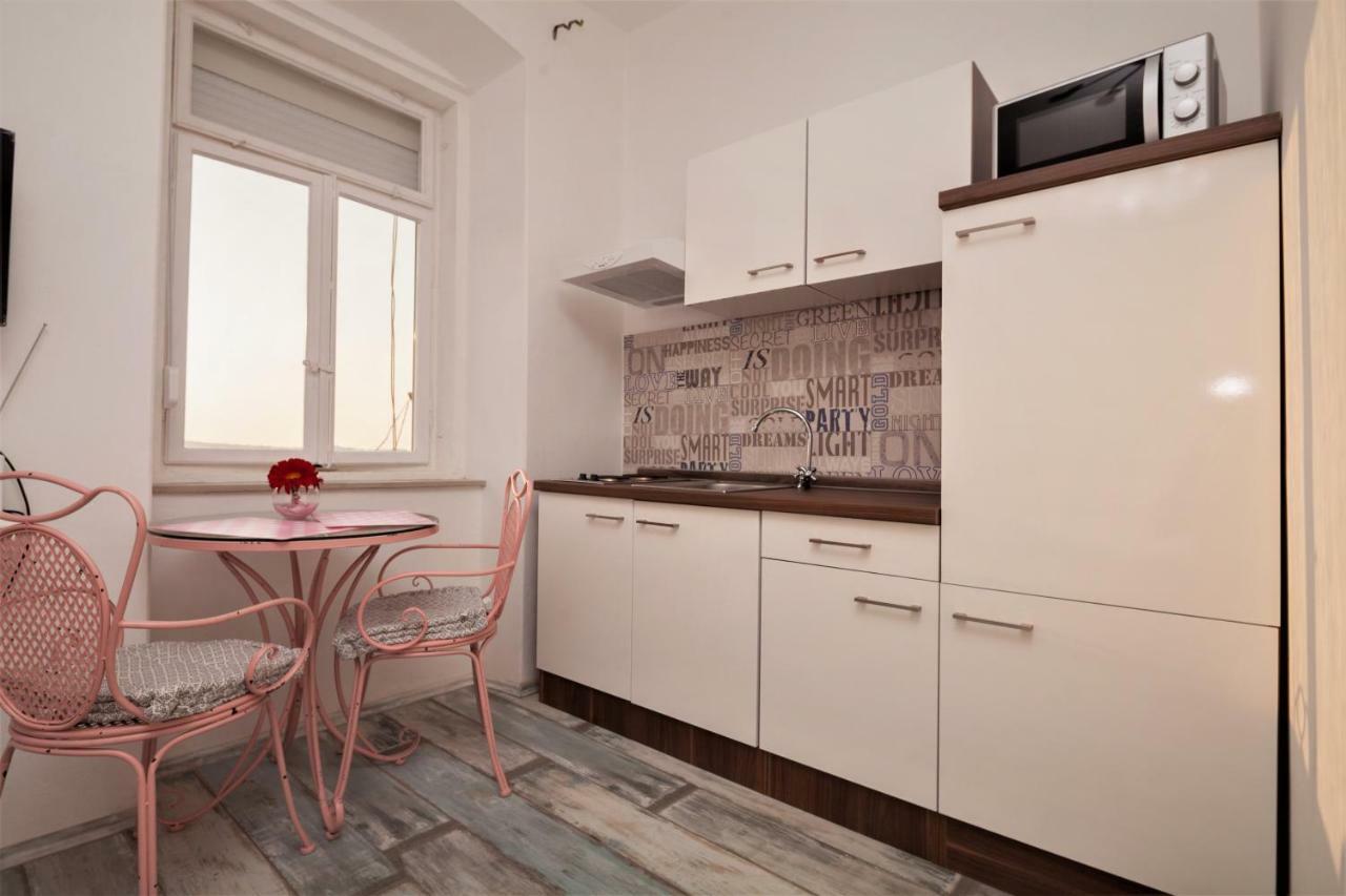Main Square With Sea View Apartment Pula